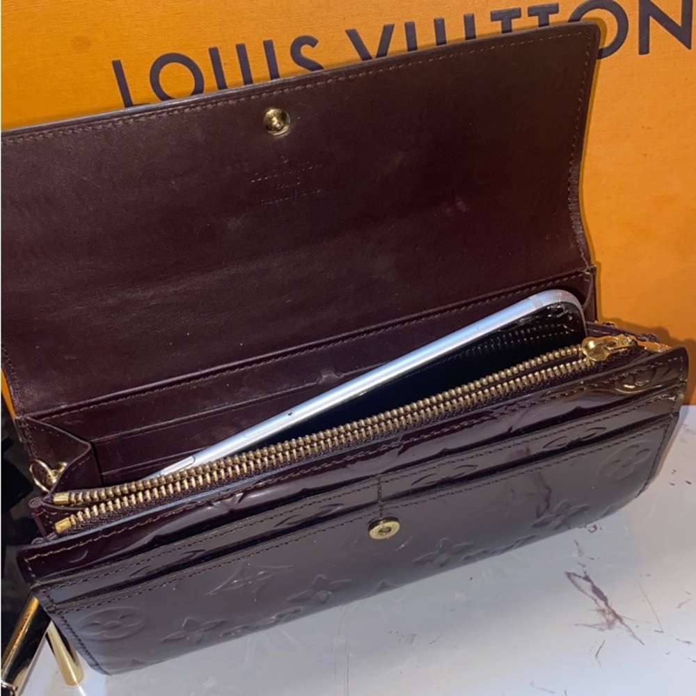 SOLDAuthentic Louis Vuitton Vernis Amarante Sarah Wallet - Picture 8 of 16